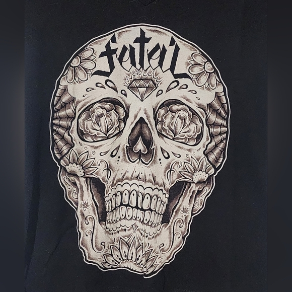 🎀 Junior's Black Skull Graphic V-Neck Tee Size: Large🎀 - Picture 4 of 5